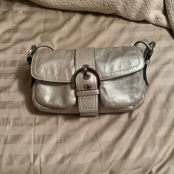 Rare silver leather buckle coach shoulder bag - Picture 6 of 14